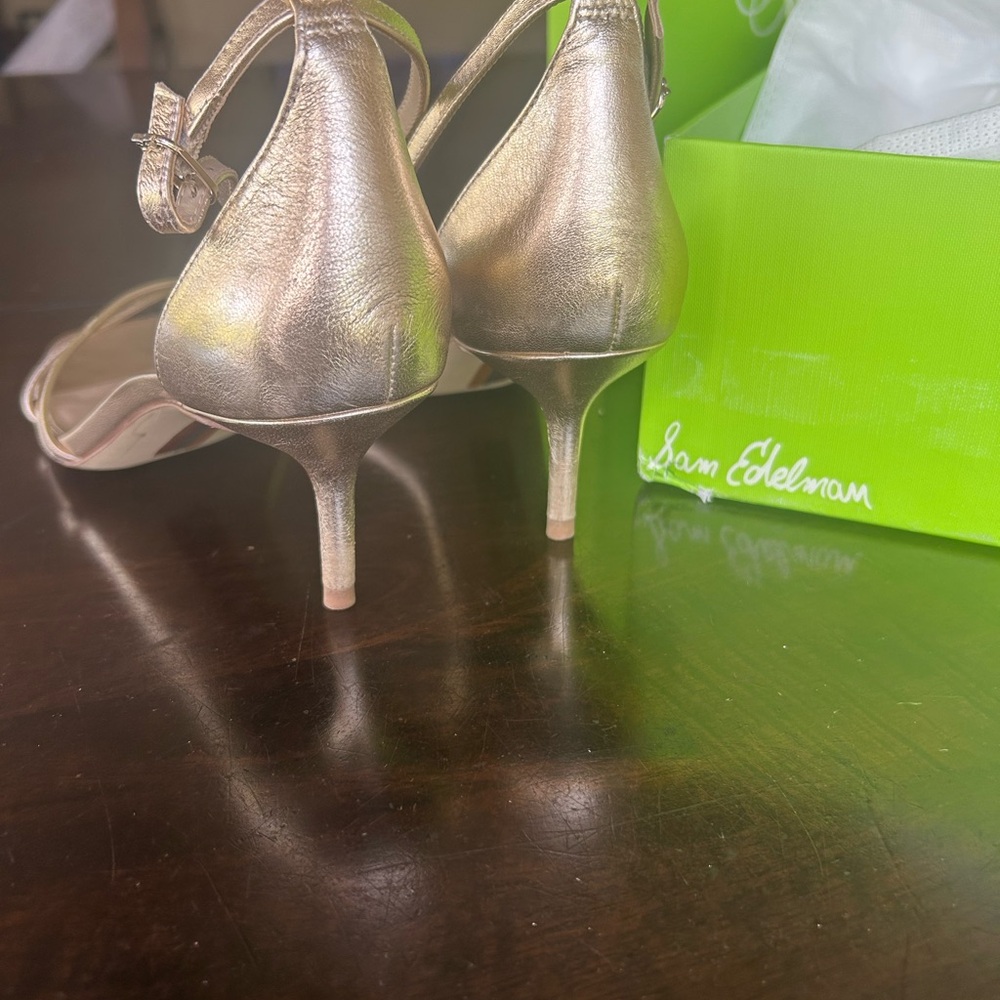 Sam Edelman gold stappy kitten heel sandal
Box included - Picture 3 of 5